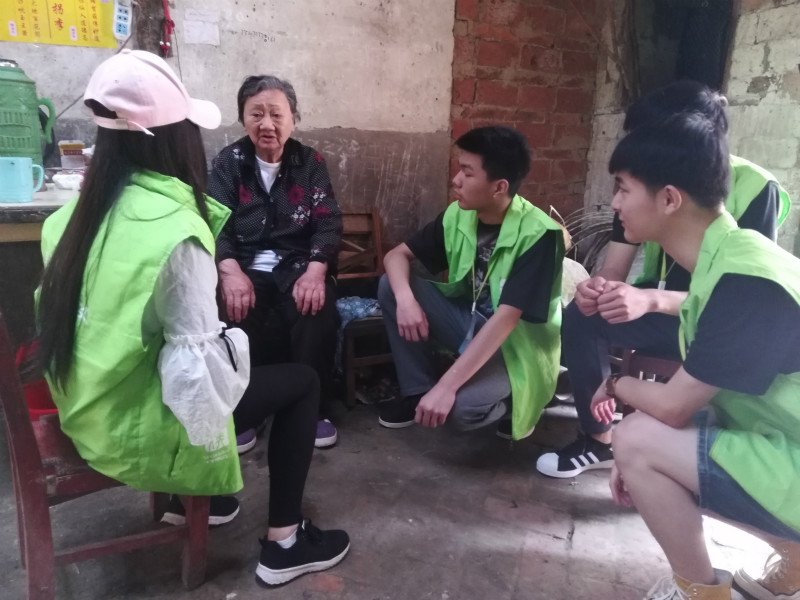 保河村服务队的同学们慰问老人_meitu_1.jpg