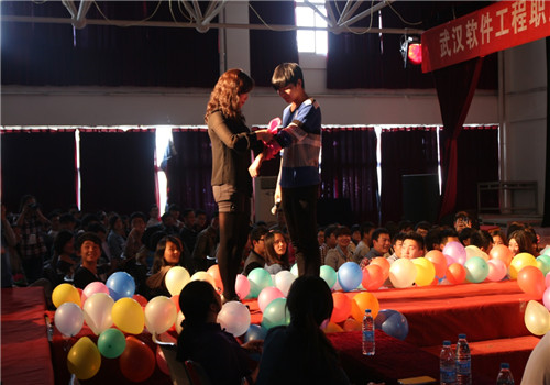 导师为晋级选手系丝带