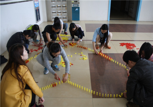 厚溥员工队搭建多米诺骨牌