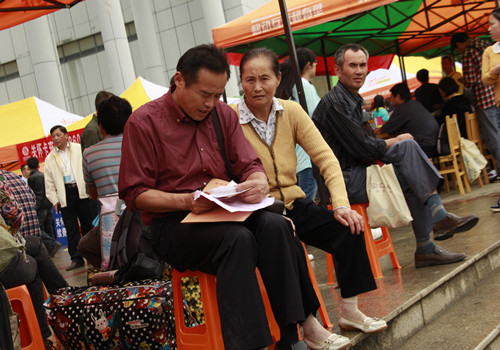 一遍又一遍的对照手续，不能让孩子的入学出一点差错。