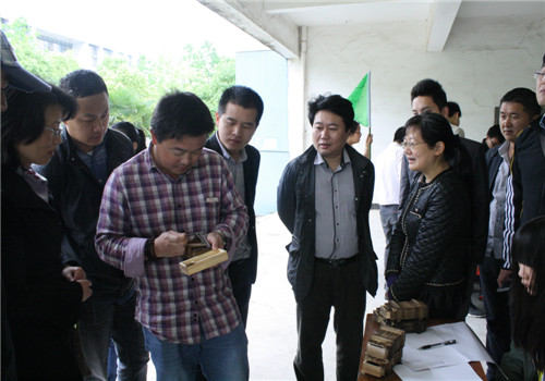 领导观摩“中流砥柱”