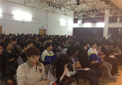 同学们认真听课