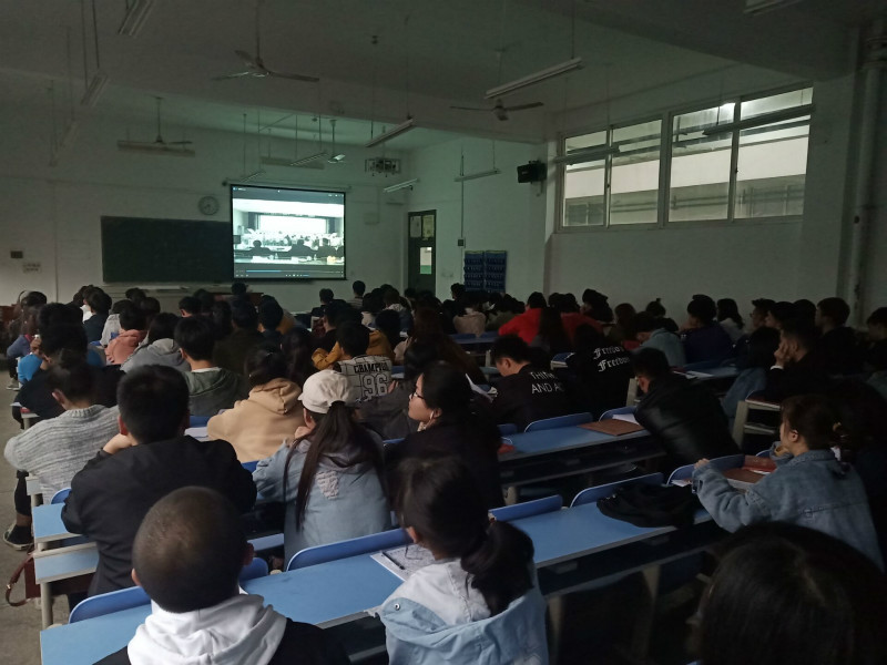 1554359685137516.jpg 李博老师指导观看影片并讨论_meitu_9.jpg