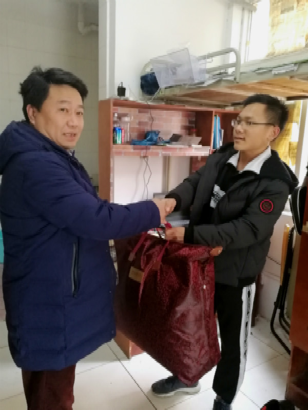陈书记给学生送棉被_meitu_1.jpg